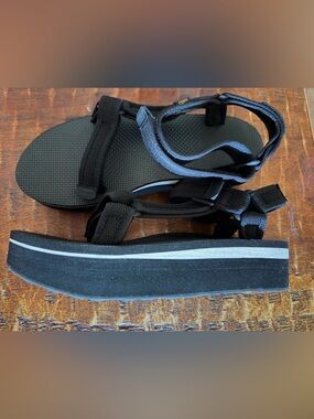 Teva Flatform Universal platform sandals size 10